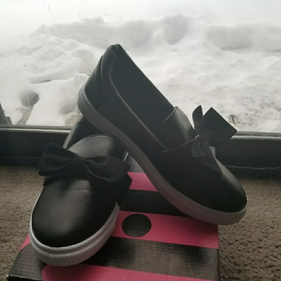 !!!Sold!!!!!Wild Diva slip-on with bow size 6.5 - Picture 1 of 4